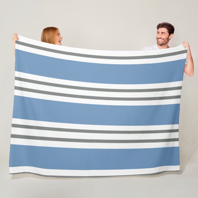 Dusty Blue and White Coastal Stripes Fleecedecke (Beispiel)