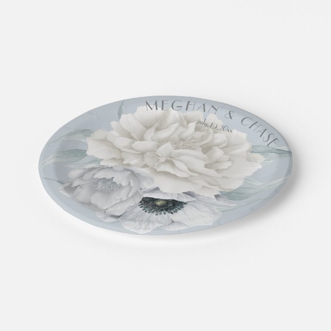 Dusty Blue Anemone Cream Peony Floral Pappteller (Schrägansicht)