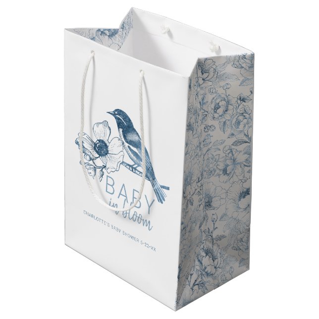 Dusty Blue Baby in Bloom Boy Shower Geschenktasche Mittlere Geschenktüte (Rückseite Schrägansicht)