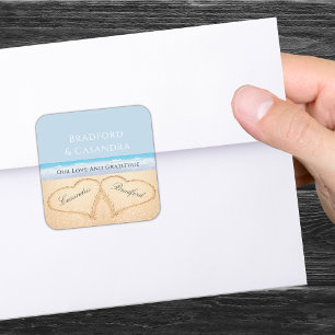 Dusty Blue Beach Hochzeit 2 Herzen im Sand Quadratischer Aufkleber