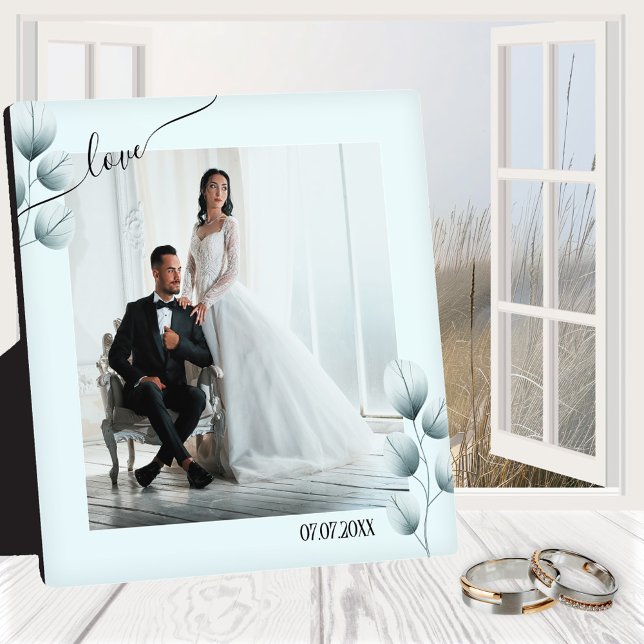 Dusty Blue Blätter Foto Plaque mit Easel Fotoplatte (Elegant dusty blue photo frame plaque with easel featuring your wedding photo with stylized leaves)