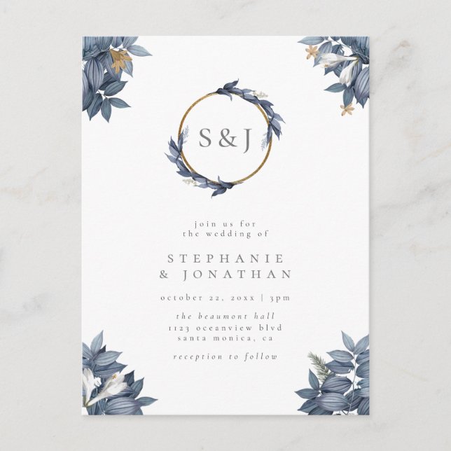 Dusty Blue Blätter & Modern Gold Monogram Wedding Einladungspostkarte (Vorderseite)