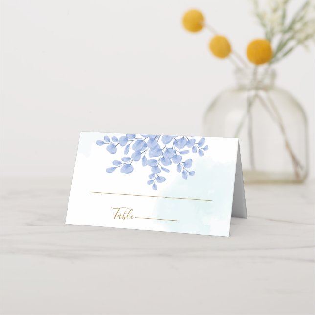 Dusty Blue Botanical Eucalyptus Blätter Wedding Platzkarte (Vorderseite)