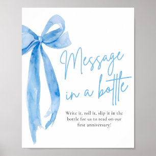 Dusty Blue Bow-Nachricht in einem Flaschensignatur Poster
