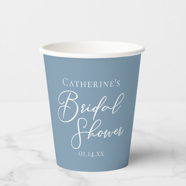 Dusty Blue Brautparty Personalisiert White Script Pappbecher (Vorderseite)