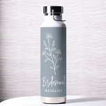 Dusty Blue Bridesmaid Name Floral Bachelorette Trinkflasche<br><div class="desc">Feiern Sie stilvoll mit unserem Namen Hand Scripted Bachelorette Brautparty Thermal Wine Tumbler. Mit seinem eleganten, personalisierten Drehbuch-Design ist dieser Schuster ideal, um Getränke während Ihrer Brautfeierlichkeiten bei optimaler Temperatur behalten. Aus hochwertigen, isolierten Materialien gefertigt, ist es genauso praktisch wie schick. Ideal für Junggeselinnen-Abschiede, Brautpartys oder als nachdenkliches Geschenk verbindet...</div>