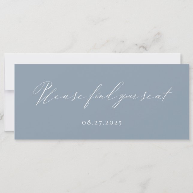 Dusty Blue Calligraphy Finden Sie Ihre Sitzkarte Einladung (Vorderseite)