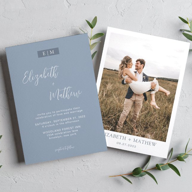 Dusty Blue Calligraphy Monogram Foto Wedding Einladung (Von Creator hochgeladen)