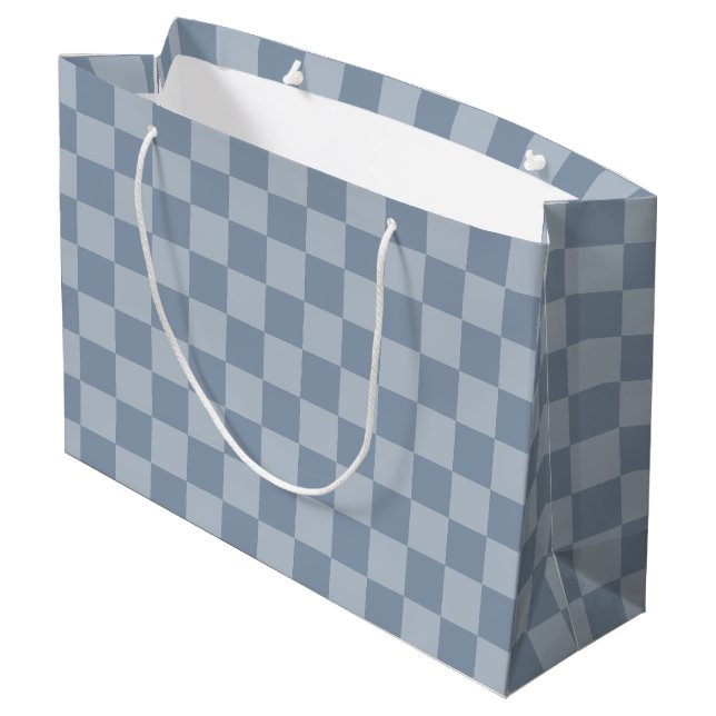 Dusty Blue Checkerboard Große Geschenktüte (Rückseite Schrägansicht)