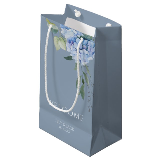 Dusty Blue | Chic Floral Blue Hydrangea Wedding Kleine Geschenktüte (Vorderseite Schrägansicht)