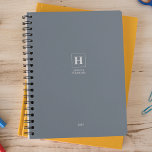 Dusty Blue Classic Monogram Personal Weekly Planer<br><div class="desc">Einfaches,  persönliches Schreibpapier-Jahresplaner mit klassischem Monogramm in quadratischem Rahmen. Jährlicher Planer (12 Monate) mit offenen monatlichen Übersichten und wöchentlichen Planungsblättern. Kontakt für Hilfe bei der Personalisierung.</div>
