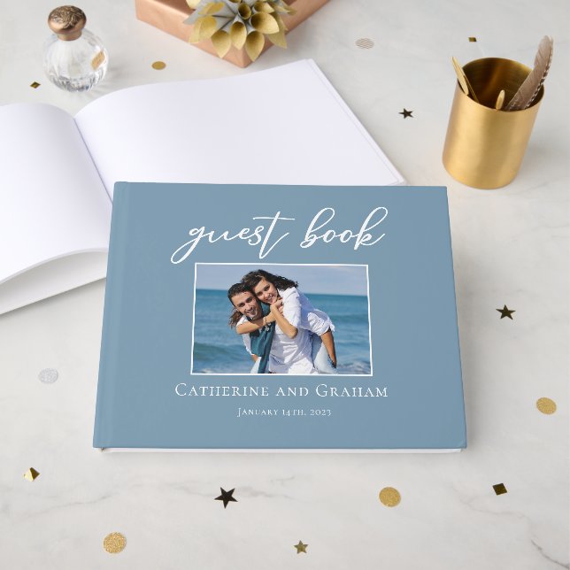 Dusty Blue Coastal Wedding Couple Foto Gästebuch (Vorderseite Offen)