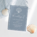 Dusty Blue Elegant Beach Seashell Wedding Einladung<br><div class="desc">Dieses schlichte,  minimalistisch-blaue Hochzeitsdesign hat eine Jakobsmuschel-Muschel oben,  eine elegante Schriftzeichen-Kalligraphie und einen Rahmen um den Rand.</div>