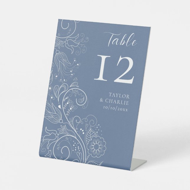 Dusty Blue Elegant Floral Wedding Tischnummer Sockelschild (Vorderseite)