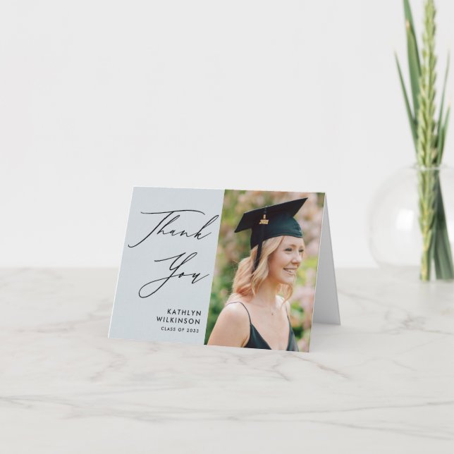 Dusty Blue Elegant Script Minimalistisch Abschluss Dankeskarte (Vorderseite)