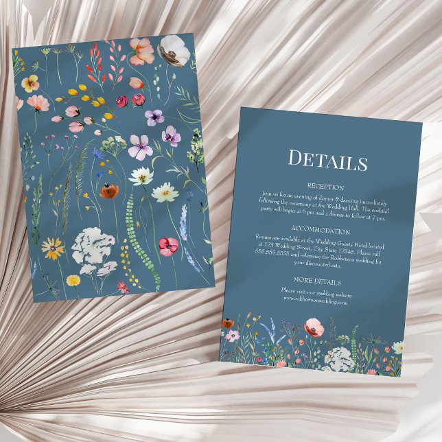 Dusty Blue Fleur sauvage Mariage Détails Carte (Dusty Blue Wildflowers Wedding Details Card on a sunny neutral dry palm leaf.)
