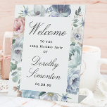 Dusty Blue Floral 100. Geburtstagsparty Willkommen Sockelschild<br><div class="desc">Herzlich willkommen auf Ihrer 100. Geburtstagsfeier mit diesem eleganten, staubblauen Blumendesign. Eine üppige Anordnung blauer Blumen steht oben. Willkommen ist in einem großen trendigen Schriftart geschrieben. Der Rest des Textes ist eine klassische Kombination aus einem aufrechten und kursiven Schriftart. Sehr einfach zu anpassen. Dieses Tafelschild ist einfach zu bedienen und...</div>