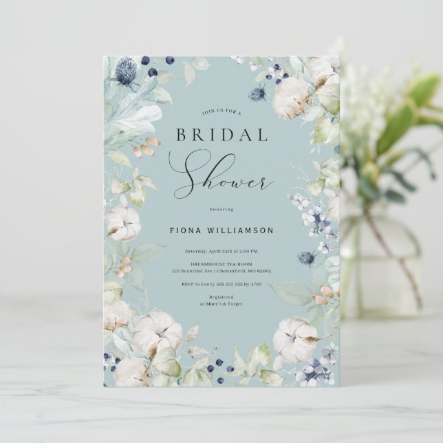 Dusty Blue Floral Brautparty Einladung (Stehend Vorderseite)