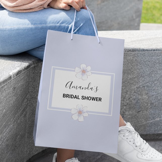Dusty Blue Floral Brautparty Medium Geschenktasche Mittlere Geschenktüte (Von Creator hochgeladen)