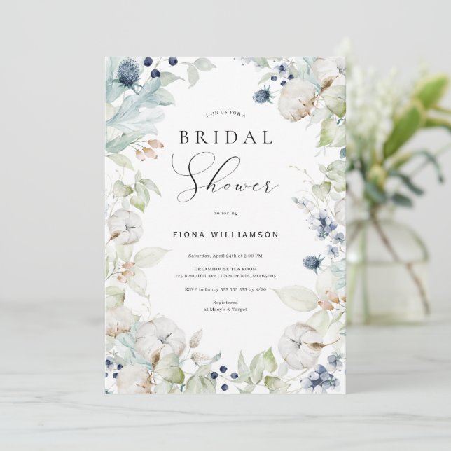 Dusty Blue Floral Bridal Dusche Einladung (Stehend Vorderseite)