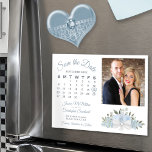 Dusty Blue Floral Calendar Foto Save the Date Magneteinladung<br><div class="desc">Diese wunderschöne Magnetkarte ist ein wunderbarer Weg, um Ihre Freunde und Familie wissen, um Save the Date für Ihre kommende Hochzeit lassen. Das rustikale bohobische Design mit handgemalten Aquarellfarben-Rose, Blüten und Eukalyptus-Blätter in dustigen Blau- und Salbeigrün. Die links Seite der Karte ist ein individualisierbarer Kalender Ihres Hochzeitmonats mit einem Herz...</div>
