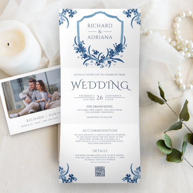 Dusty Blue Floral Crest All in One QR Code Wedding Dreifach Gefaltete Einladung (Von Creator hochgeladen)