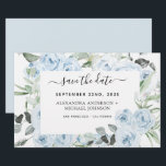 Dusty Blue Floral Greenerie Save the Date Invitati<br><div class="desc">Dusty Blue Floral Rose und Eukalyptus Botanische Vegetation Watercolor Spring oder Summer Wedding Save the Date Invitations - beinhaltet eine schöne und elegante Schriftzeichen Typografie mit modernen tropischen botanischen Blume und Grün für die besondere Hochzeitstag-Feier.</div>