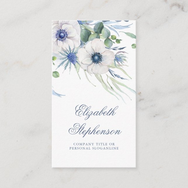 Dusty Blue Floral Greenery Anemone und Eukalyptus Visitenkarte (Vorderseite)