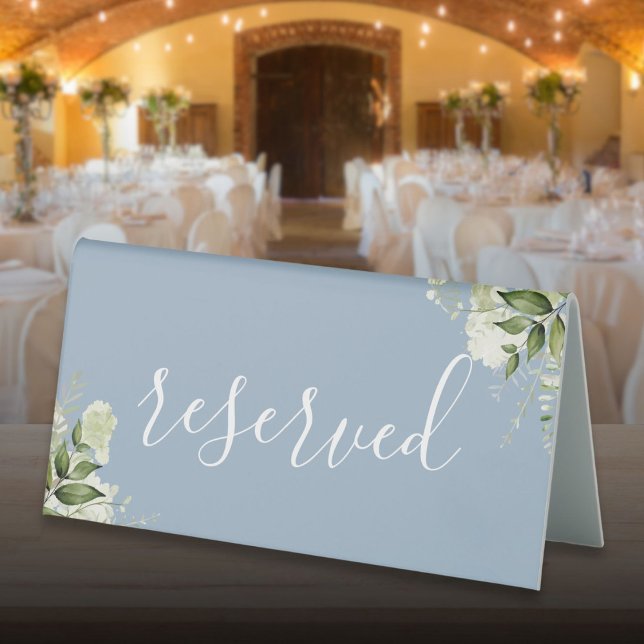 Dusty Blue Floral Greenery Elegantes Script vorbeh Tischaufsteller (Dusty Blue Floral Greenery Elegant Script Reserved Table Tent Sign)