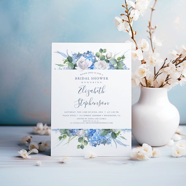 Dusty Blue Floral Greenery Modernes Brautparty Einladung (Dusty Blue and White Flowers Bridal Shower Invitations)