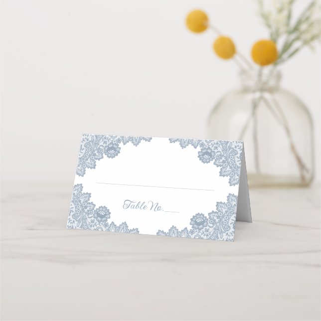 Dusty Blue Floral Lace Wedding Platzkarte (Vorderseite)