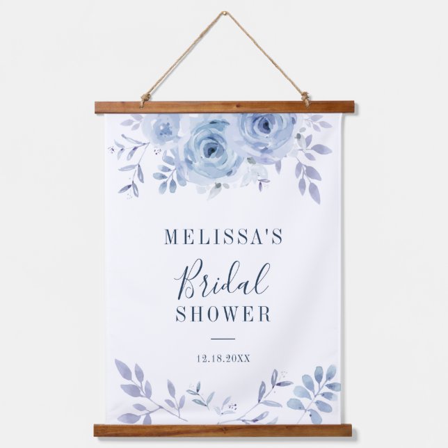 Dusty Blue Floral Lilac Brautparty Wandteppich Mit Holzrahmen (Vorderseite)