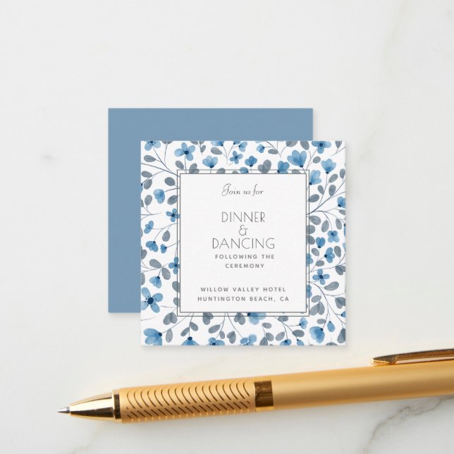 Dusty Blue Floral Mariage Carte de la réception (Devant/Arrière en situation)