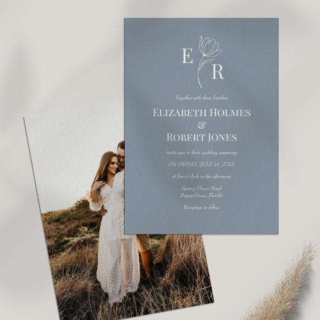 Dusty Blue Floral Monogram Custom Foto Wedding Einladung (Dusty Blue Floral Monogram Custom Photo Wedding Invitation on white table with dry wildflower.)