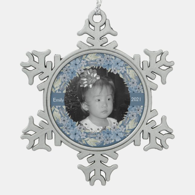Dusty Blue Floral Personalisiert Schneeflocken Zinn-Ornament (Vorderseite)