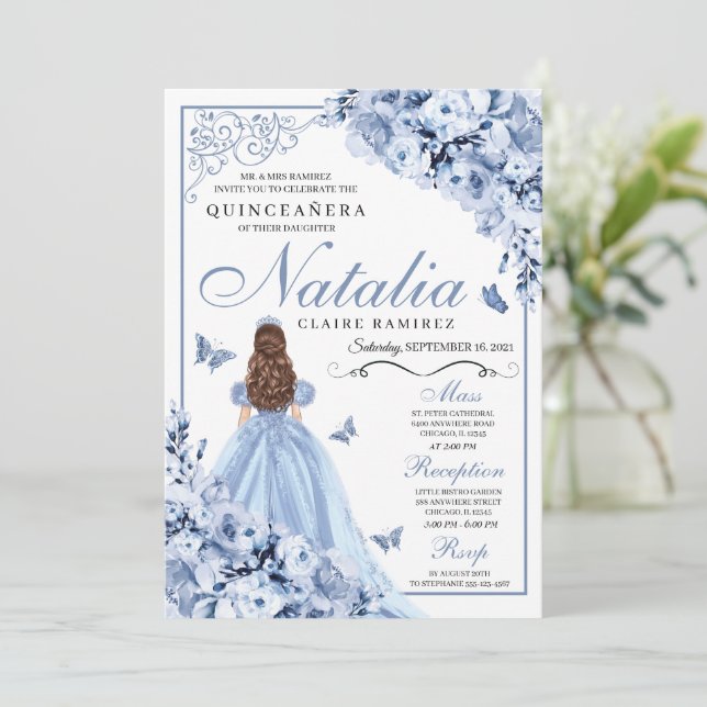 Dusty Blue Floral Quinceanera Birthday Einladung (Stehend Vorderseite)