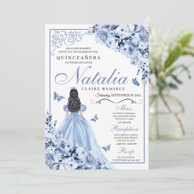 Dusty Blue Floral Quinceanera Birthday Einladung (Stehend Vorderseite)