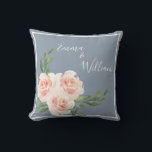 Dusty Blue Floral Romantic Names Script Wedding Kissen<br><div class="desc">Dusty blau,  Hintergrund mit rot-rosa Blume. elegant. Ein schöner Sake,  um sich an Ihren besonderen Tag zu erinnern. Ihre Namen machen es besonders. Erinnerung: Zazzle garantiert 100% Kundenservice und Zufriedenheit.</div>