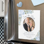 Dusty Blue Floral Save the Date Foto Magnet<br><div class="desc">Diese schönen Magnetkarten speichern die Dattelkarten sind eine wunderbare Möglichkeit,  Ihre Freunde und Familie über Ihre kommende Hochzeit lassen. Das rustikale boho schicke Design kennzeichnet Ihr Foto in einem ovalen Rahmen,  umgeben von einem Bier von handbemalten Aquarellfarben-Rose und Blüten in staubblauen Tönen.</div>