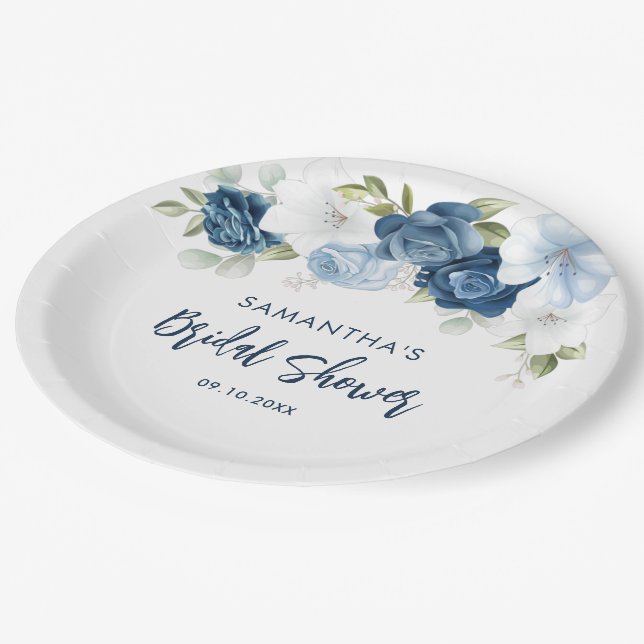 Dusty Blue Floral Script Brautparty Pappteller (Schrägansicht)