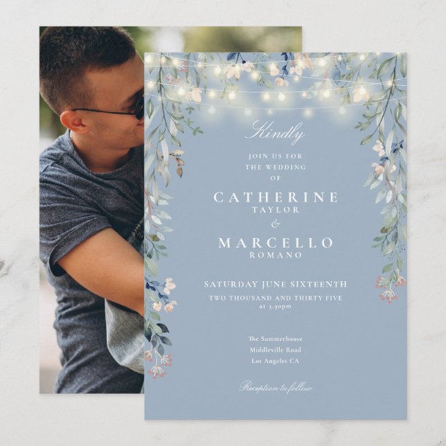 Dusty Blue Floral String Lights Foto Wedding Einladung (Vorne/Hinten)