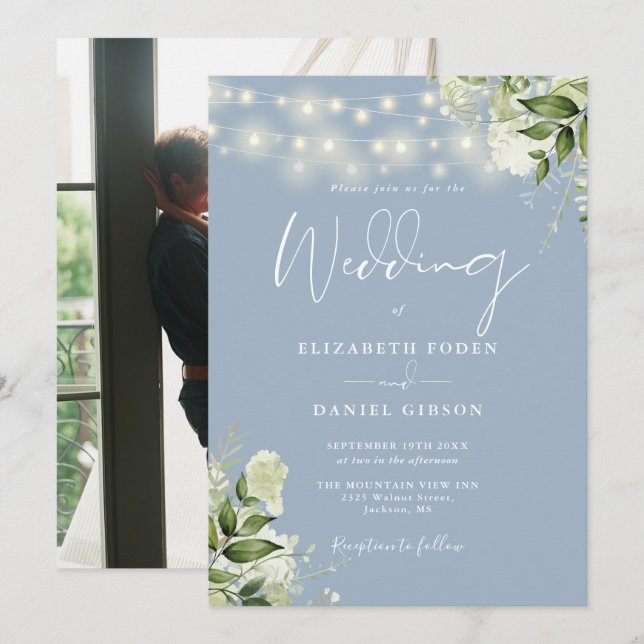 Dusty Blue Floral String Lights Foto Wedding Einladung (Vorne/Hinten)