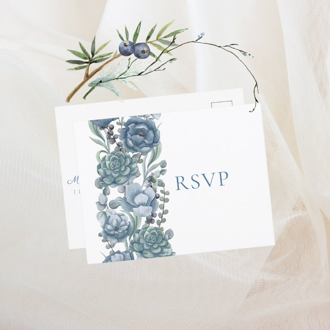 Dusty Blue Floral Succulents Wedding RSVP Einladungspostkarte (Von Creator hochgeladen)