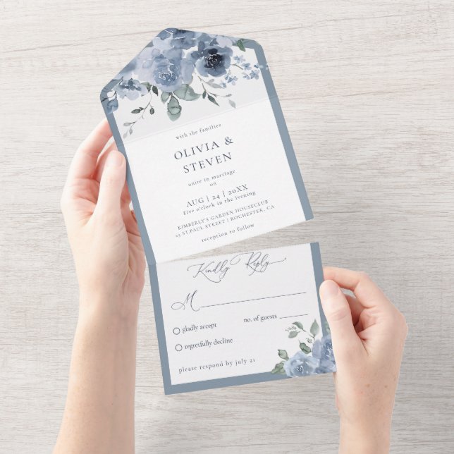 Dusty Blue Floral Wedding alle in einer Einladung (Abreißen)