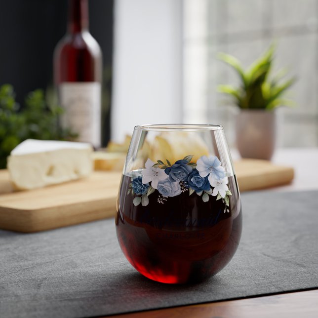 Dusty Blue Floral Wedding Bridesmaid Gevor Weinglas Ohne Stiel (Dusty Blue Floral Script Bridesmaid Gift Stemless Wine Glass)