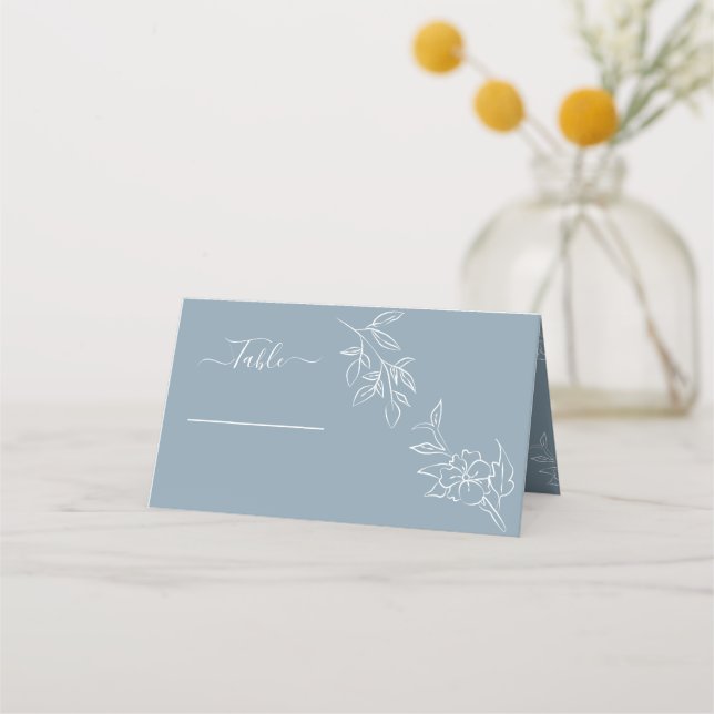 Dusty Blue Floral Wedding Platzkarte (Vorderseite)
