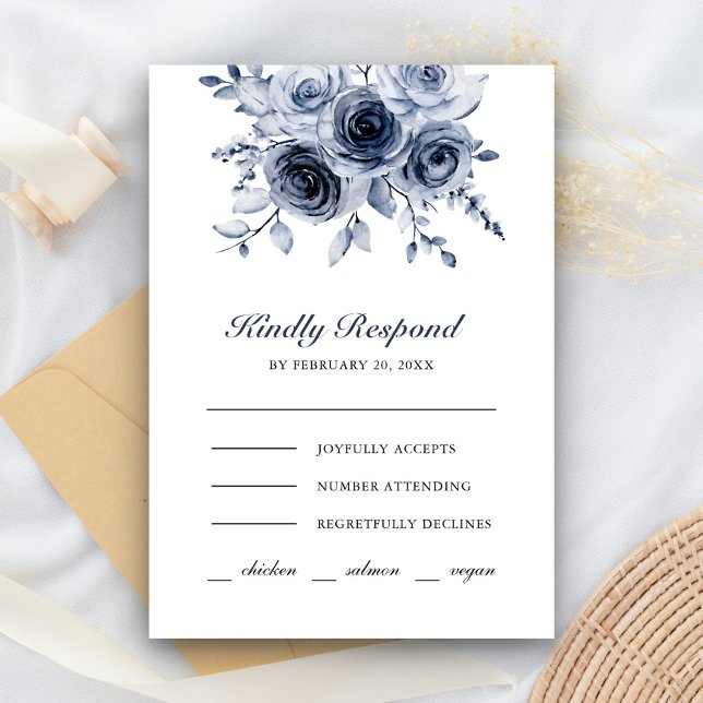 Dusty Blue Floral Wedding RSVP Karte (Von Creator hochgeladen)