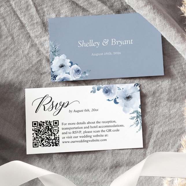 Dusty Blue Floral Wedding RSVP Online QR Code Begleitkarte (Von Creator hochgeladen)
