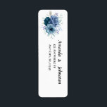 Dusty Blue Floral Wedding Rücksendeadressen-Aufkle<br><div class="desc">Dusty Blue Floral Wedding Rücksendeadressen-Aufkleber Unsere selbst adressierten Rücksendeetiketten zeichnen sich durch ein minimales Blumendesign und klassische Typografie aus - die perfekte Ergänzung zu Ihrer Hochzeitsfeier oder Urlaubsstiftung. Dieser Artikel ist Teil unserer Dusty Blue Floral Wedding Collection,  bitte kaufen Sie unseren Shop für die Koordinierung von Gegenständen.</div>