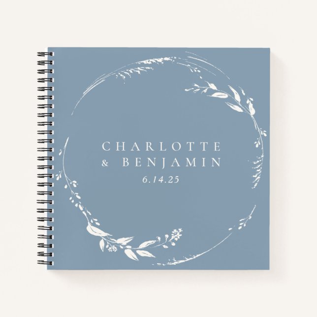 Dusty Blue Floral Wreath Monogram Custom Notizbuch (Vorderseite)